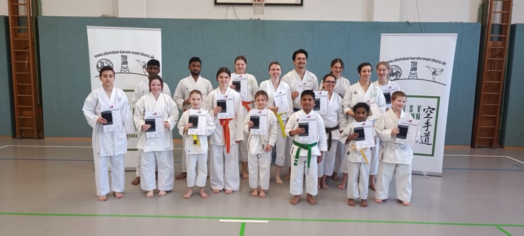 Kinder auf einem Podest mit ihrem Karate-Outfit, wie sie ausgezeichnet bzw. geehrt werden.